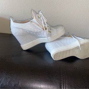 Shoes very good condition and almost new